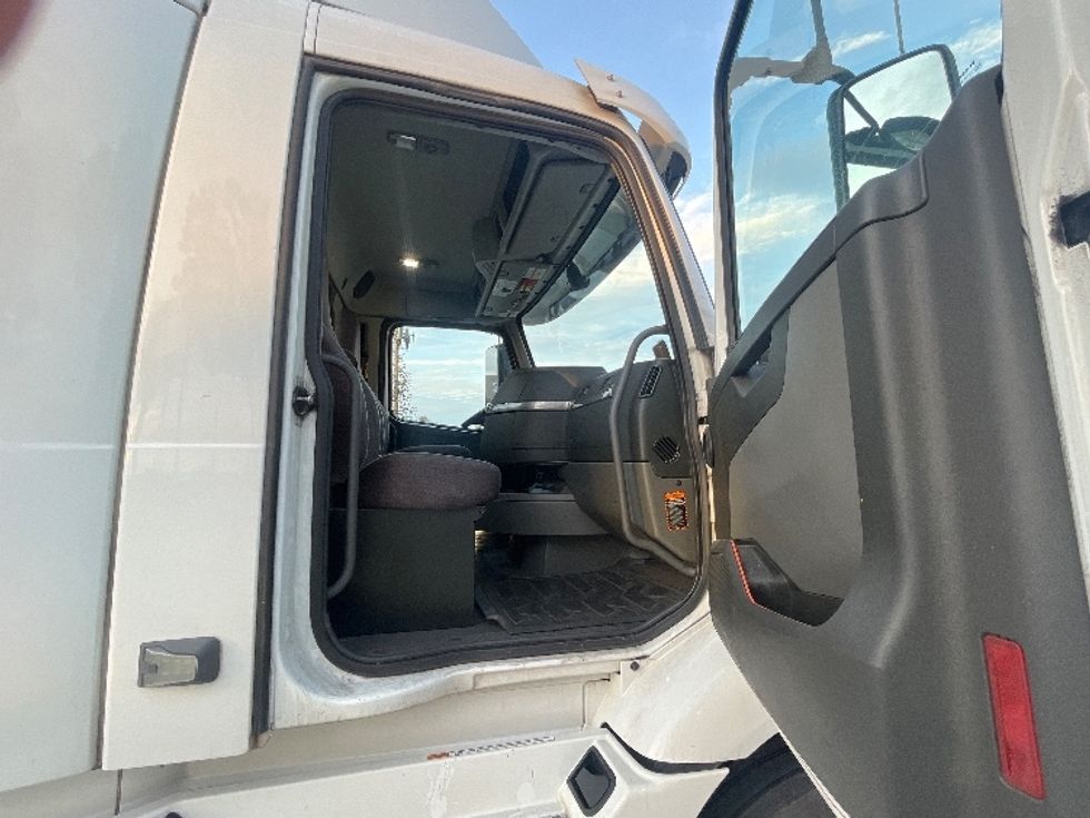 Day Cab Tractor-Heavy Duty Tractors-Volvo-2021-VNR64300-Fontana-CA-519,127\n\t\tmiles-$ 41,000 - Image 12