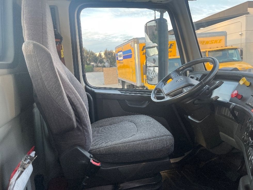 Day Cab Tractor-Heavy Duty Tractors-Volvo-2021-VNR64300-Fontana-CA-519,127\n\t\tmiles-$ 41,000 - Image 14