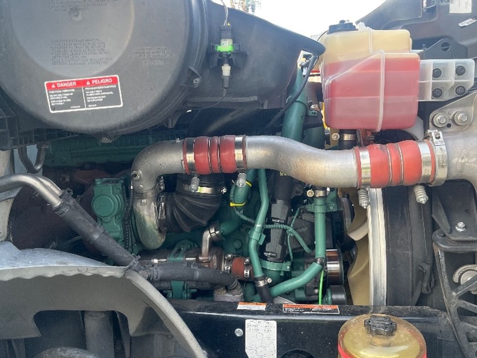 Day Cab Tractor-Heavy Duty Tractors-Volvo-2021-VNR64300-Fontana-CA-519,127\n\t\tmiles-$ 41,000 - Image 15