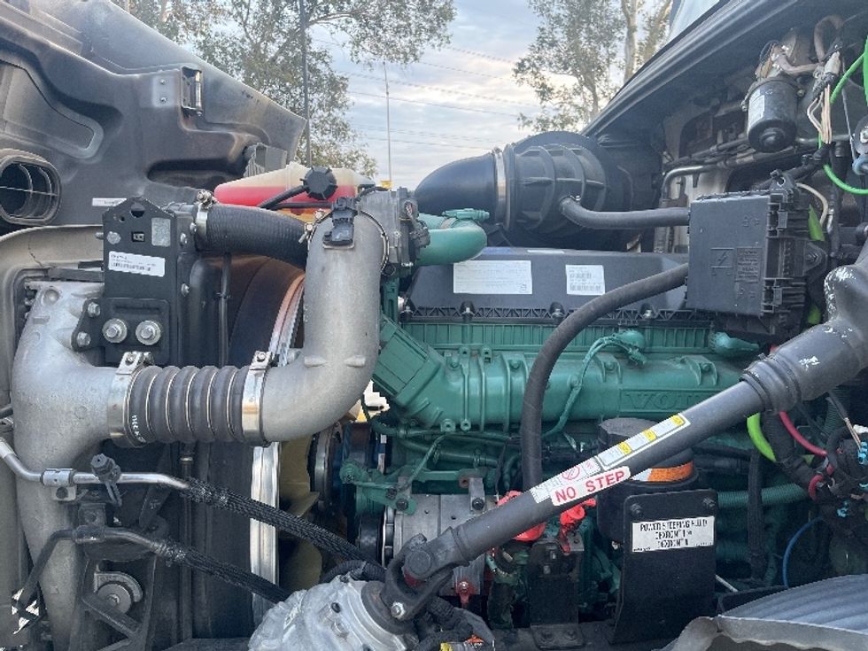 Day Cab Tractor-Heavy Duty Tractors-Volvo-2021-VNR64300-Fontana-CA-519,127\n\t\tmiles-$ 41,000 - Image 16