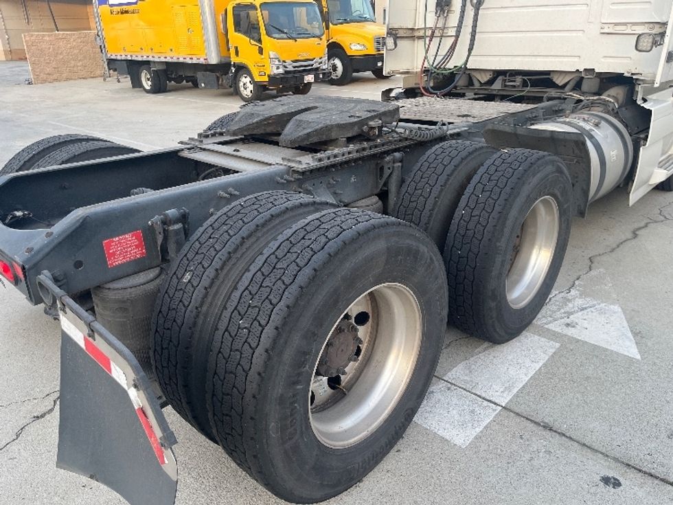 Day Cab Tractor-Heavy Duty Tractors-Volvo-2021-VNR64300-Fontana-CA-519,127\n\t\tmiles-$ 41,000 - Image 17