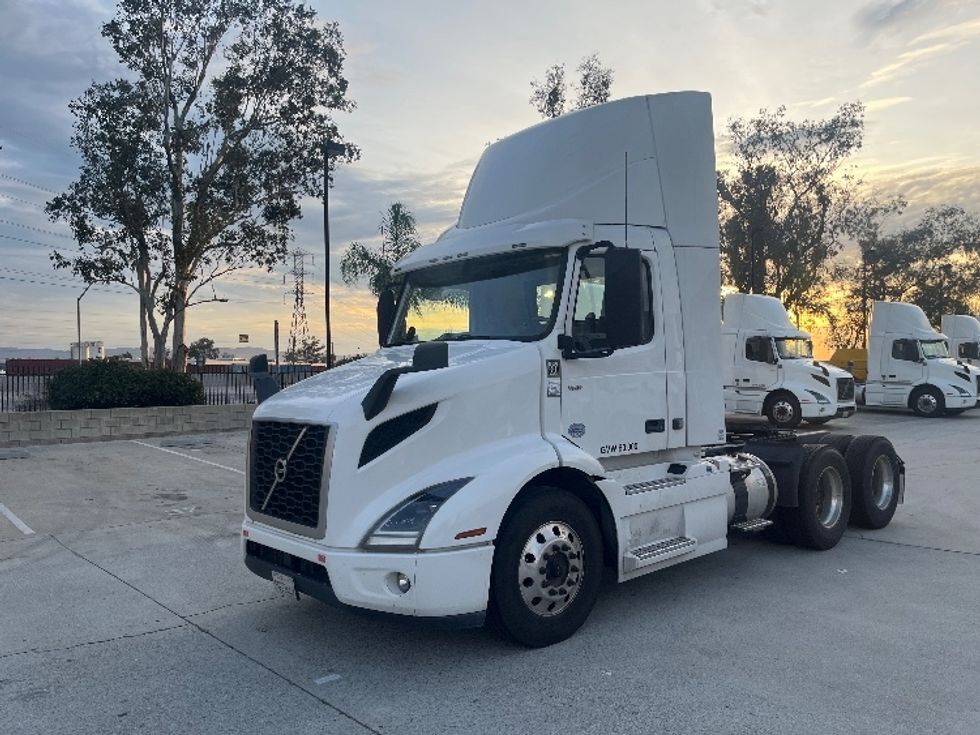 Day Cab Tractor-Heavy Duty Tractors-Volvo-2021-VNR64300-Fontana-CA-519,127\n\t\tmiles-$ 41,000 - Image 3