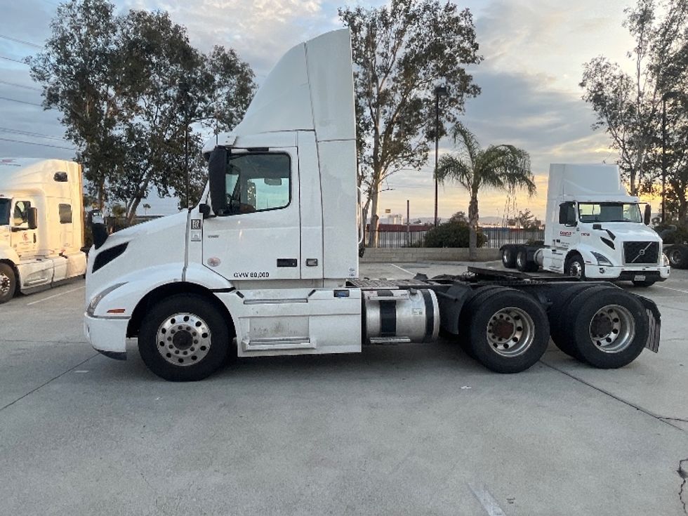 Day Cab Tractor-Heavy Duty Tractors-Volvo-2021-VNR64300-Fontana-CA-519,127\n\t\tmiles-$ 41,000 - Image 4