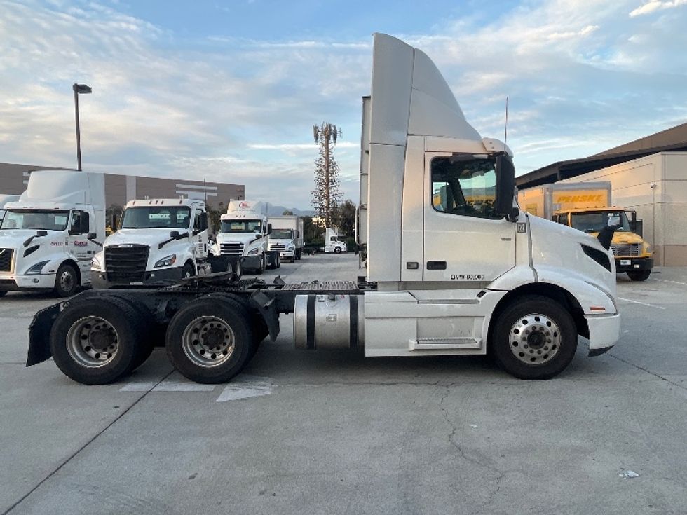 Day Cab Tractor-Heavy Duty Tractors-Volvo-2021-VNR64300-Fontana-CA-519,127\n\t\tmiles-$ 41,000 - Image 8