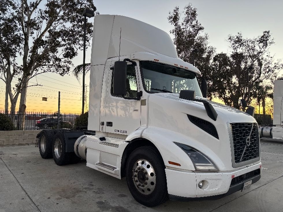Day Cab Tractor-Heavy Duty Tractors-Volvo-2021-VNR64300-Fontana-CA-537,369\n\t\tmiles-$ 39,750 - Image 1