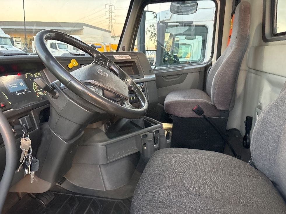 Day Cab Tractor-Heavy Duty Tractors-Volvo-2021-VNR64300-Fontana-CA-537,369\n\t\tmiles-$ 39,750 - Image 10