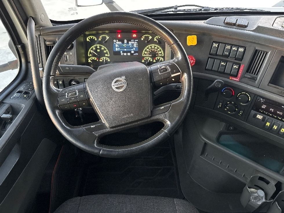 Day Cab Tractor-Heavy Duty Tractors-Volvo-2021-VNR64300-Fontana-CA-537,369\n\t\tmiles-$ 39,750 - Image 11
