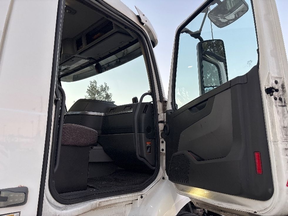 Day Cab Tractor-Heavy Duty Tractors-Volvo-2021-VNR64300-Fontana-CA-537,369\n\t\tmiles-$ 39,750 - Image 12