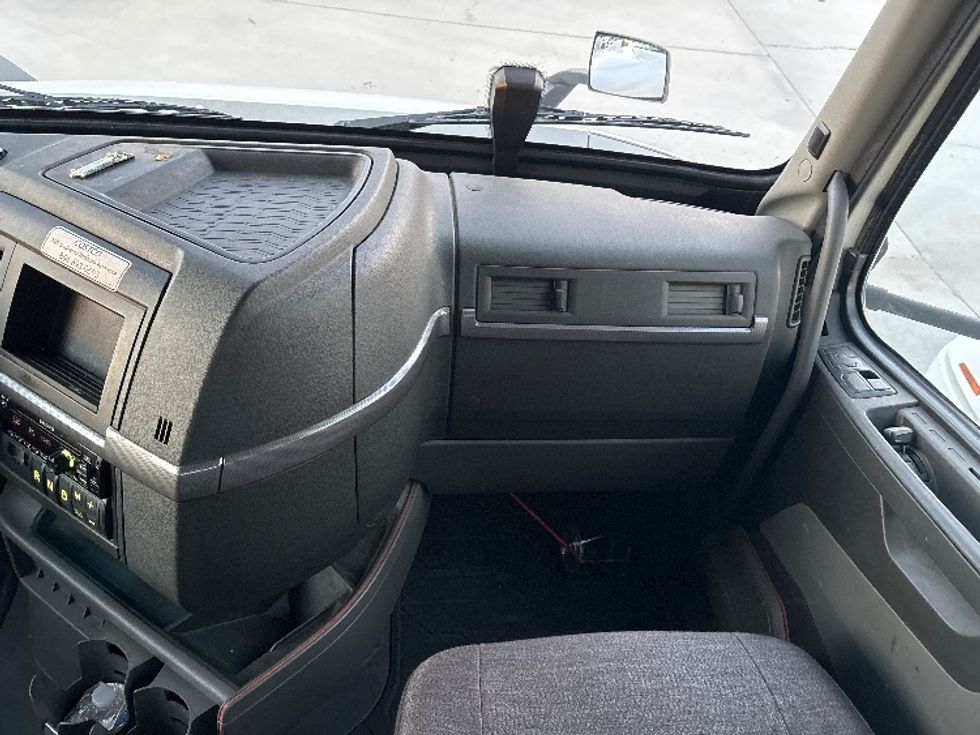 Day Cab Tractor-Heavy Duty Tractors-Volvo-2021-VNR64300-Fontana-CA-537,369\n\t\tmiles-$ 39,750 - Image 13