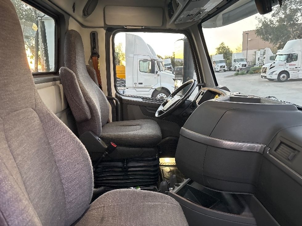 Day Cab Tractor-Heavy Duty Tractors-Volvo-2021-VNR64300-Fontana-CA-537,369\n\t\tmiles-$ 39,750 - Image 14