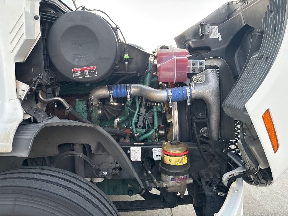 Day Cab Tractor-Heavy Duty Tractors-Volvo-2021-VNR64300-Fontana-CA-537,369\n\t\tmiles-$ 39,750 - Image 15