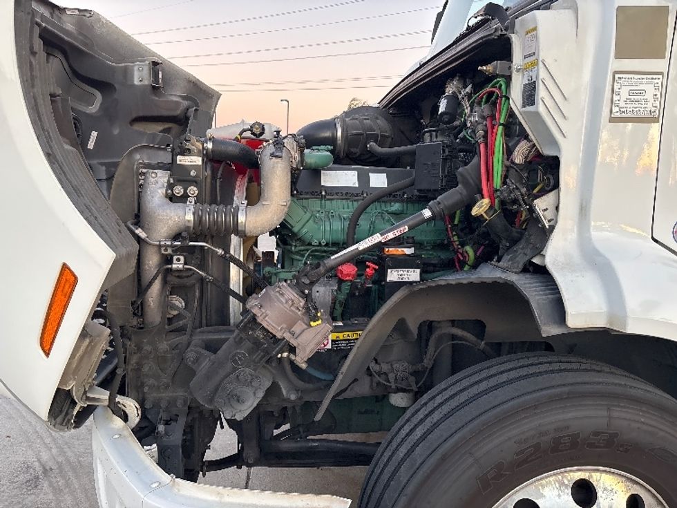 Day Cab Tractor-Heavy Duty Tractors-Volvo-2021-VNR64300-Fontana-CA-537,369\n\t\tmiles-$ 39,750 - Image 16