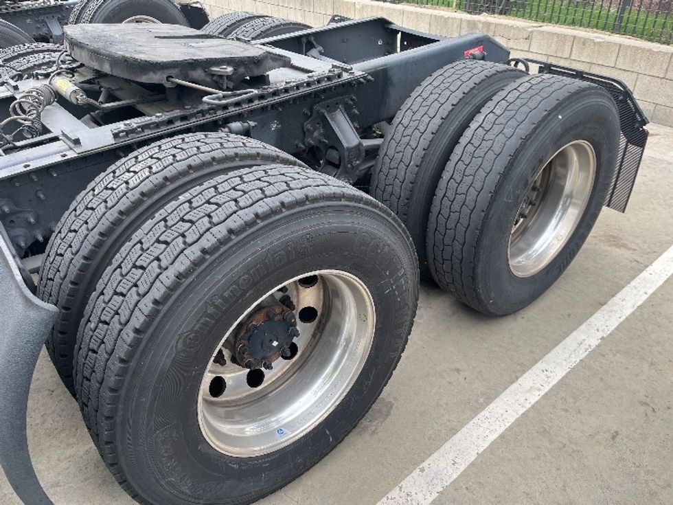 Day Cab Tractor-Heavy Duty Tractors-Volvo-2021-VNR64300-Fontana-CA-537,369\n\t\tmiles-$ 39,750 - Image 17