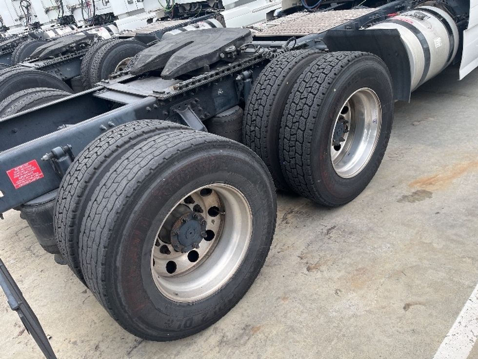 Day Cab Tractor-Heavy Duty Tractors-Volvo-2021-VNR64300-Fontana-CA-537,369\n\t\tmiles-$ 39,750 - Image 18