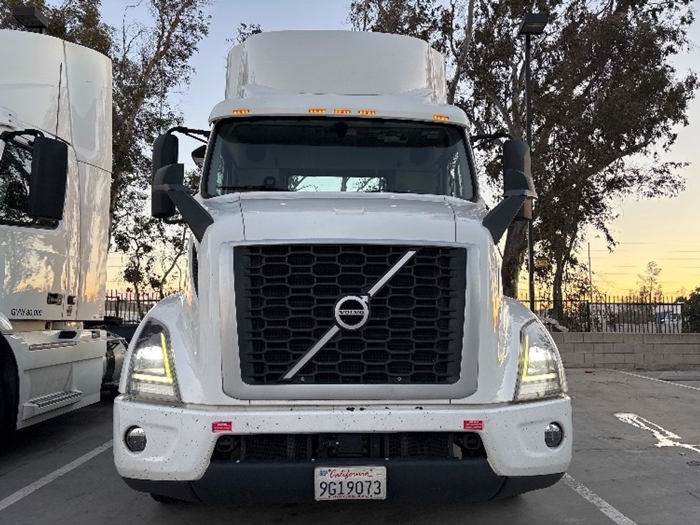 Day Cab Tractor-Heavy Duty Tractors-Volvo-2021-VNR64300-Fontana-CA-537,369\n\t\tmiles-$ 39,750 - Image 2