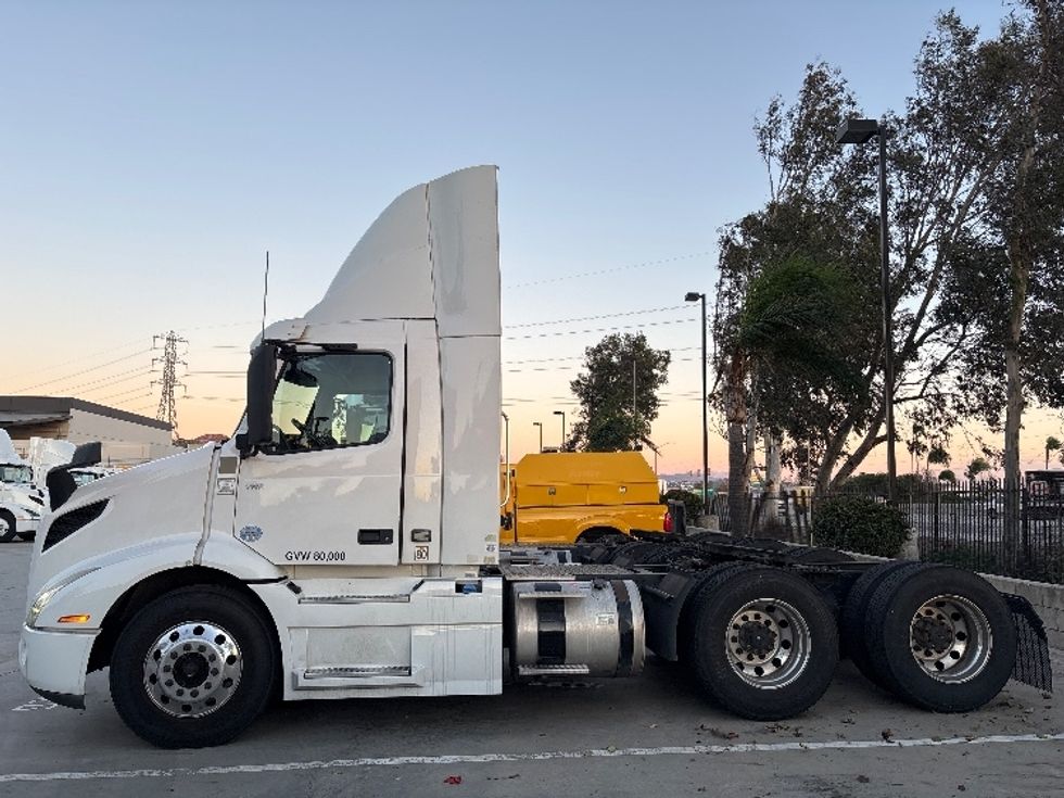 Day Cab Tractor-Heavy Duty Tractors-Volvo-2021-VNR64300-Fontana-CA-537,369\n\t\tmiles-$ 39,750 - Image 4