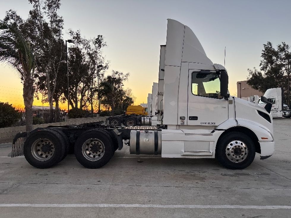 Day Cab Tractor-Heavy Duty Tractors-Volvo-2021-VNR64300-Fontana-CA-537,369\n\t\tmiles-$ 39,750 - Image 8