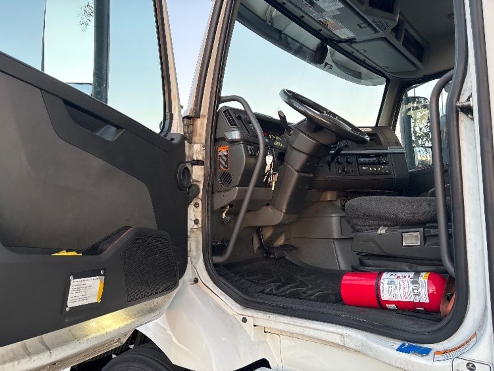 Day Cab Tractor-Heavy Duty Tractors-Volvo-2021-VNR64300-Fontana-CA-537,369\n\t\tmiles-$ 39,750 - Image 9