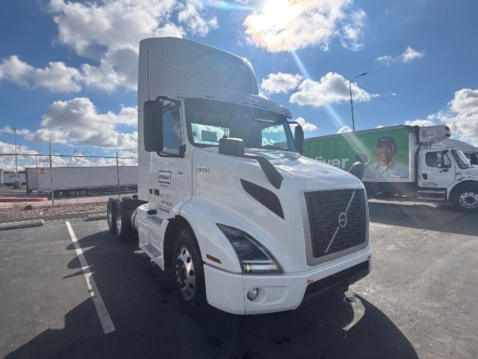 Day Cab Tractor-Heavy Duty Tractors-Volvo-2021-VNR64300-Fontana-CA-537,676\n\t\tmiles-$ 38,750 - Image 1