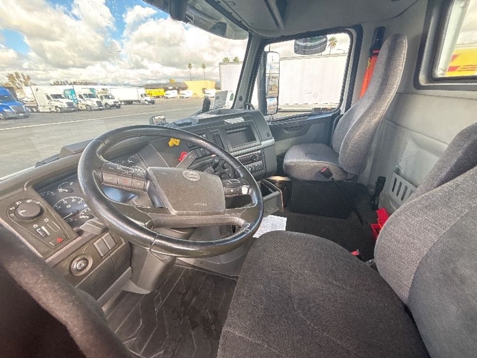 Day Cab Tractor-Heavy Duty Tractors-Volvo-2021-VNR64300-Fontana-CA-537,676\n\t\tmiles-$ 38,750 - Image 10