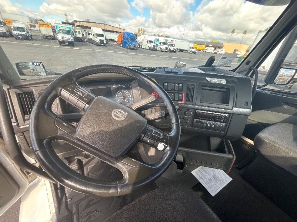 Day Cab Tractor-Heavy Duty Tractors-Volvo-2021-VNR64300-Fontana-CA-537,676\n\t\tmiles-$ 38,750 - Image 11