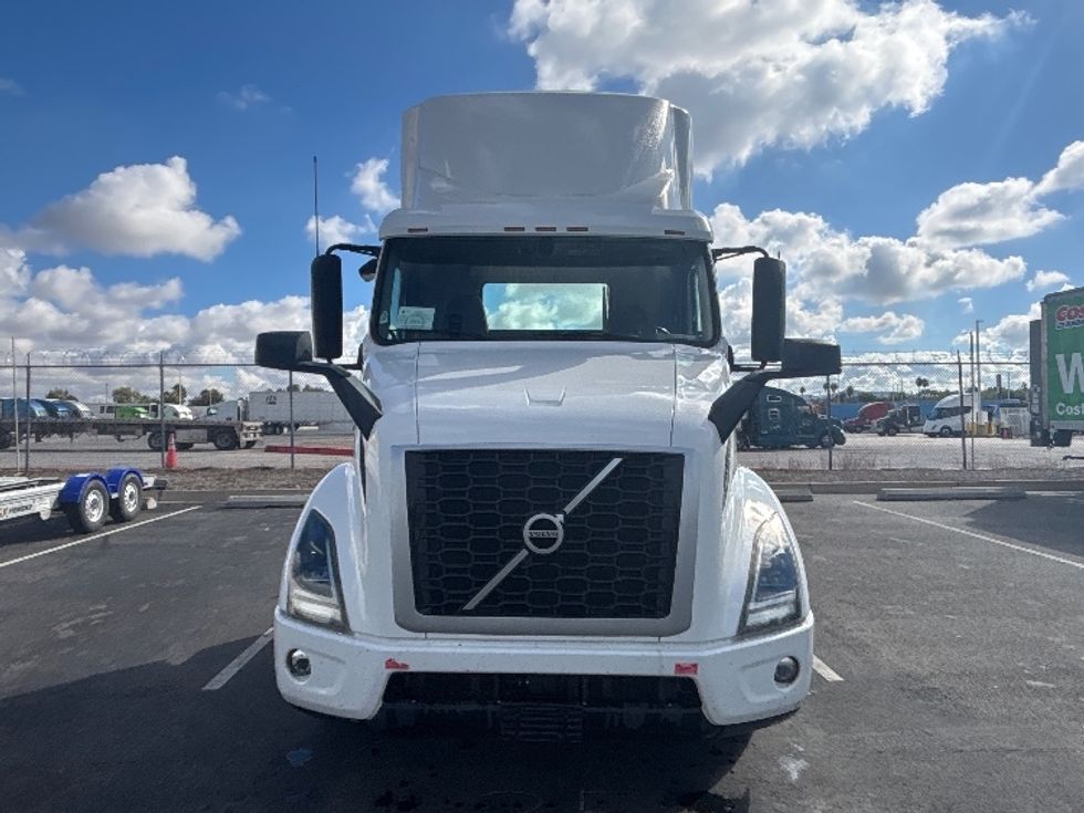 Day Cab Tractor-Heavy Duty Tractors-Volvo-2021-VNR64300-Fontana-CA-537,676\n\t\tmiles-$ 38,750 - Image 2