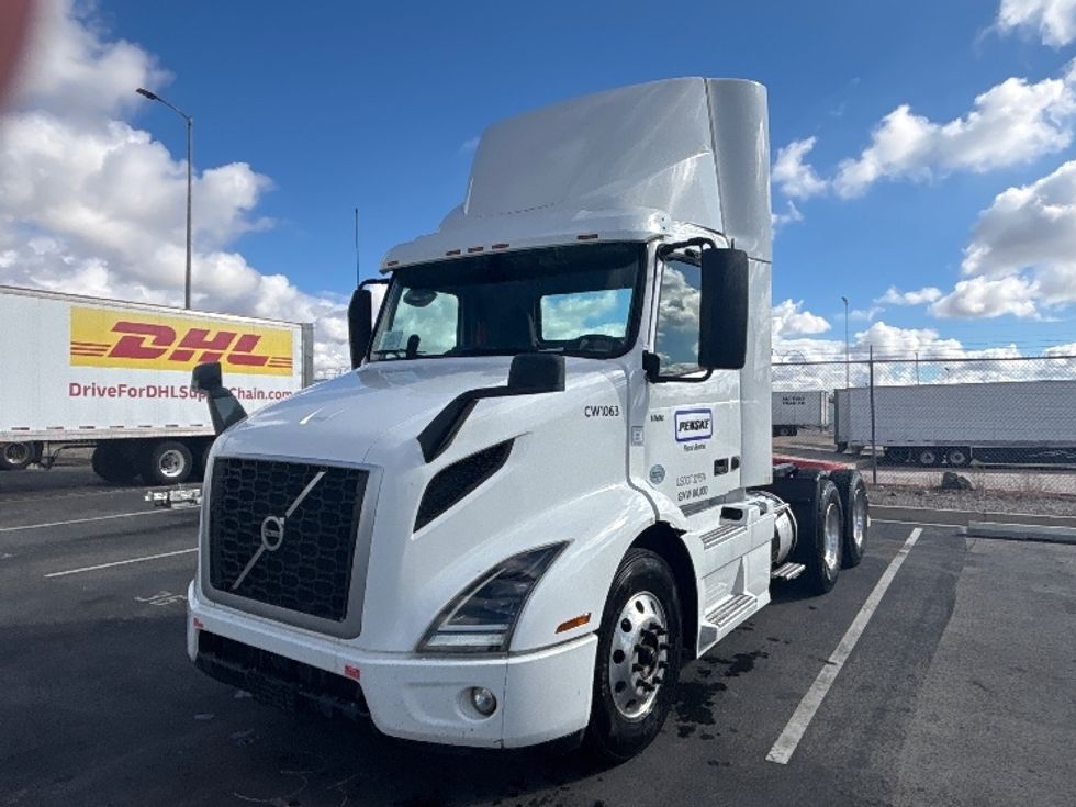 Day Cab Tractor-Heavy Duty Tractors-Volvo-2021-VNR64300-Fontana-CA-537,676\n\t\tmiles-$ 38,750 - Image 3