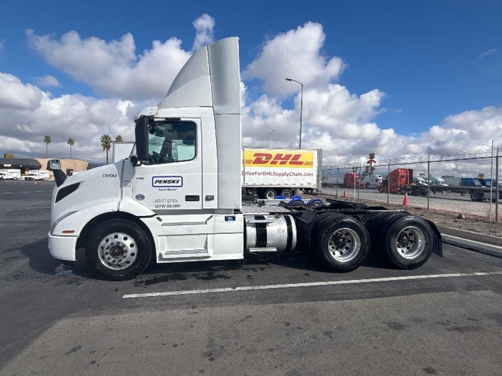 Day Cab Tractor-Heavy Duty Tractors-Volvo-2021-VNR64300-Fontana-CA-537,676\n\t\tmiles-$ 38,750 - Image 4