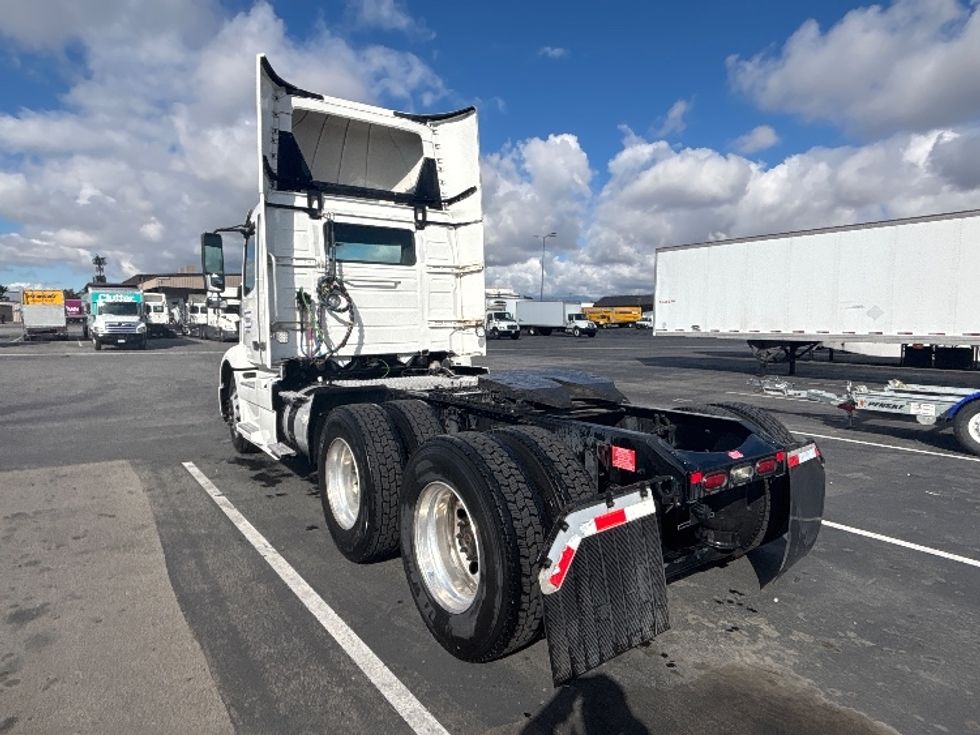 Day Cab Tractor-Heavy Duty Tractors-Volvo-2021-VNR64300-Fontana-CA-537,676\n\t\tmiles-$ 38,750 - Image 5
