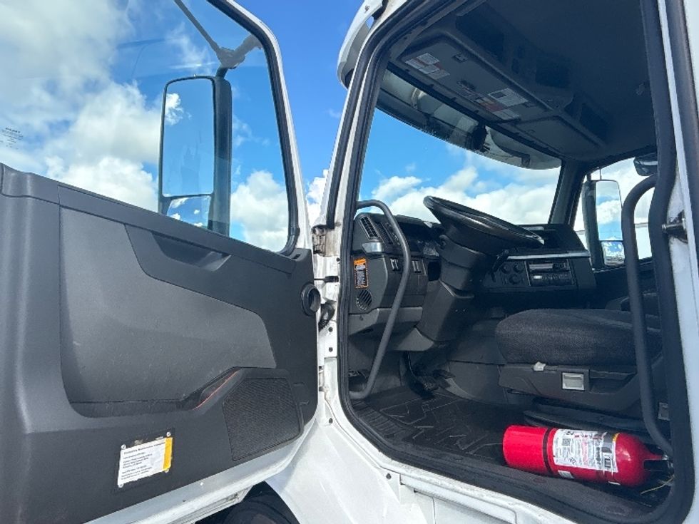 Day Cab Tractor-Heavy Duty Tractors-Volvo-2021-VNR64300-Fontana-CA-537,676\n\t\tmiles-$ 38,750 - Image 9