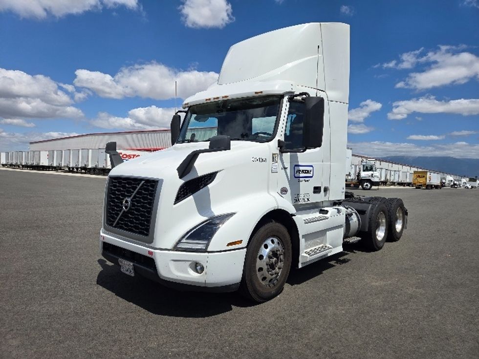 Day Cab Tractor-Heavy Duty Tractors-Volvo-2021-VNR64300-Fontana-CA-539,519\n\t\tmiles-$ 39,000 - Image 1