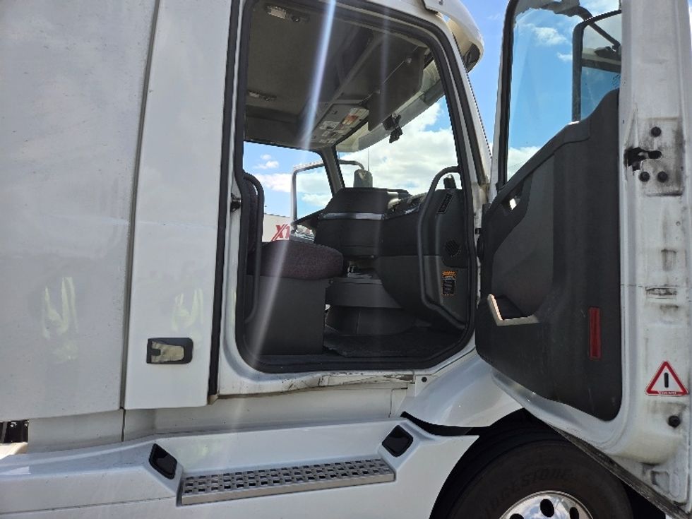 Day Cab Tractor-Heavy Duty Tractors-Volvo-2021-VNR64300-Fontana-CA-539,519\n\t\tmiles-$ 39,000 - Image 12