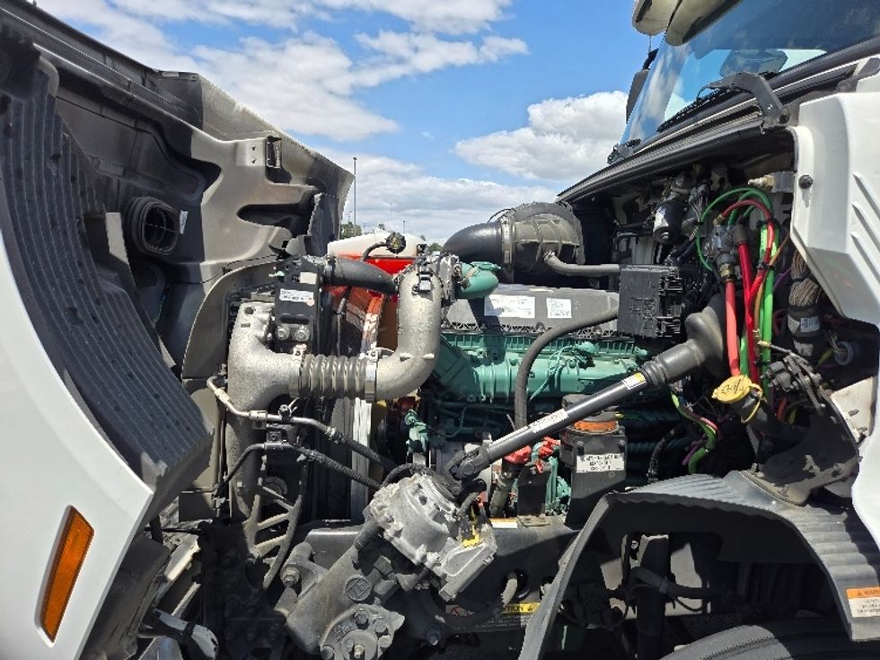 Day Cab Tractor-Heavy Duty Tractors-Volvo-2021-VNR64300-Fontana-CA-539,519\n\t\tmiles-$ 39,000 - Image 15
