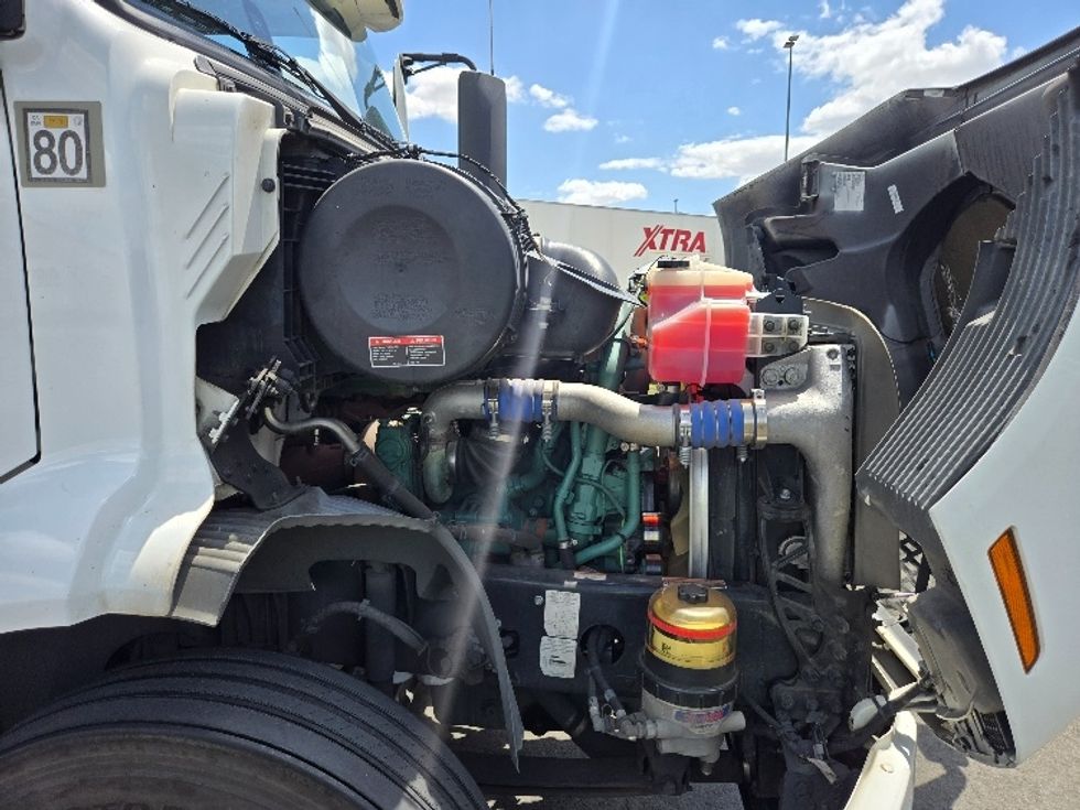 Day Cab Tractor-Heavy Duty Tractors-Volvo-2021-VNR64300-Fontana-CA-539,519\n\t\tmiles-$ 39,000 - Image 16