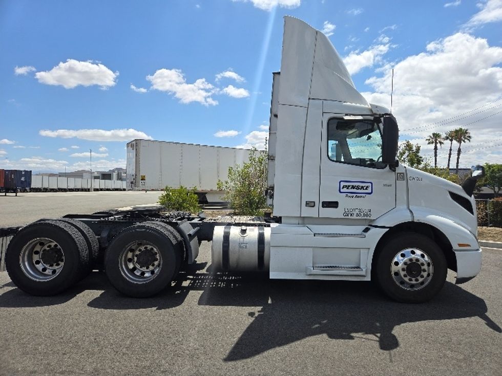 Day Cab Tractor-Heavy Duty Tractors-Volvo-2021-VNR64300-Fontana-CA-539,519\n\t\tmiles-$ 39,000 - Image 4