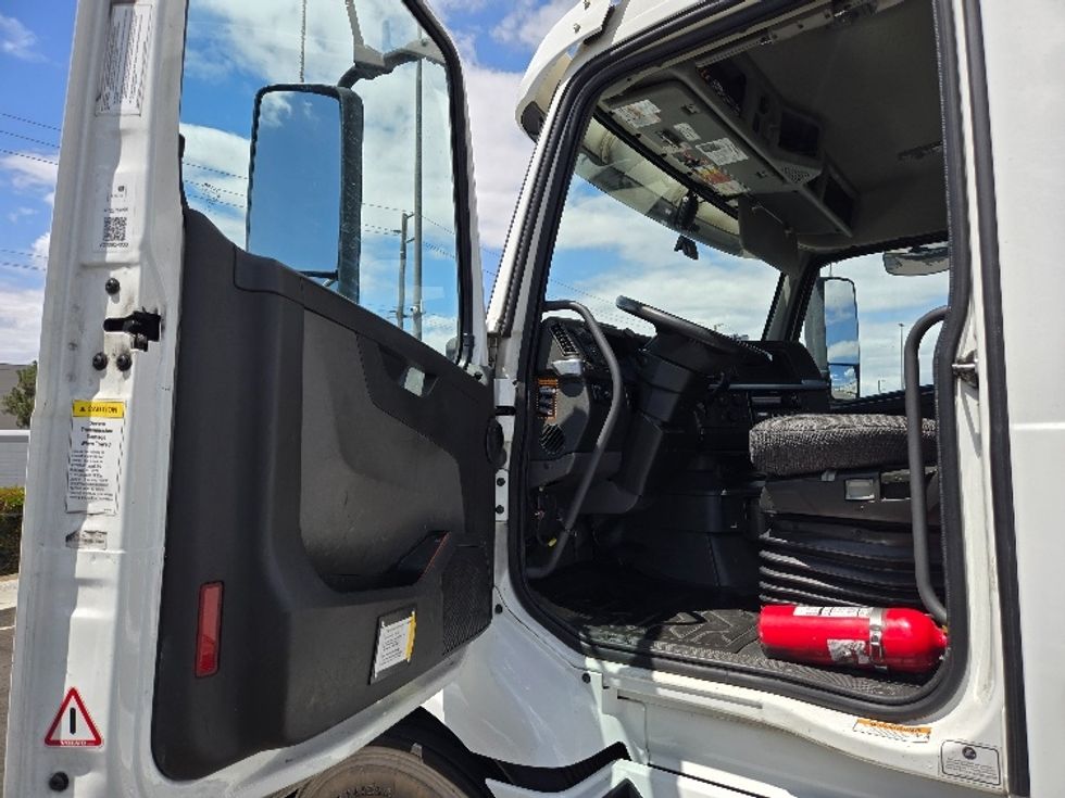Day Cab Tractor-Heavy Duty Tractors-Volvo-2021-VNR64300-Fontana-CA-539,519\n\t\tmiles-$ 39,000 - Image 9
