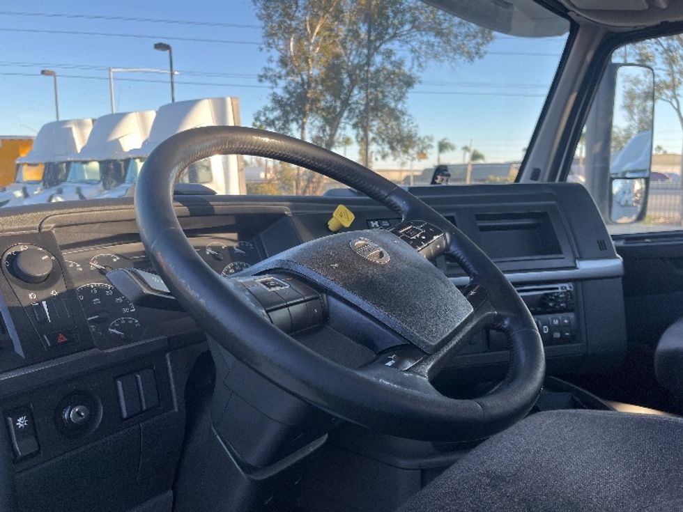 Day Cab Tractor-Heavy Duty Tractors-Volvo-2021-VNR64300-Fontana-CA-550,727\n\t\tmiles-$ 38,250 - Image 10