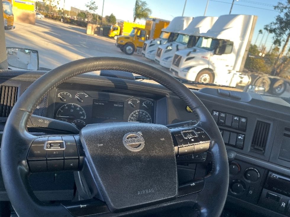 Day Cab Tractor-Heavy Duty Tractors-Volvo-2021-VNR64300-Fontana-CA-550,727\n\t\tmiles-$ 38,250 - Image 11