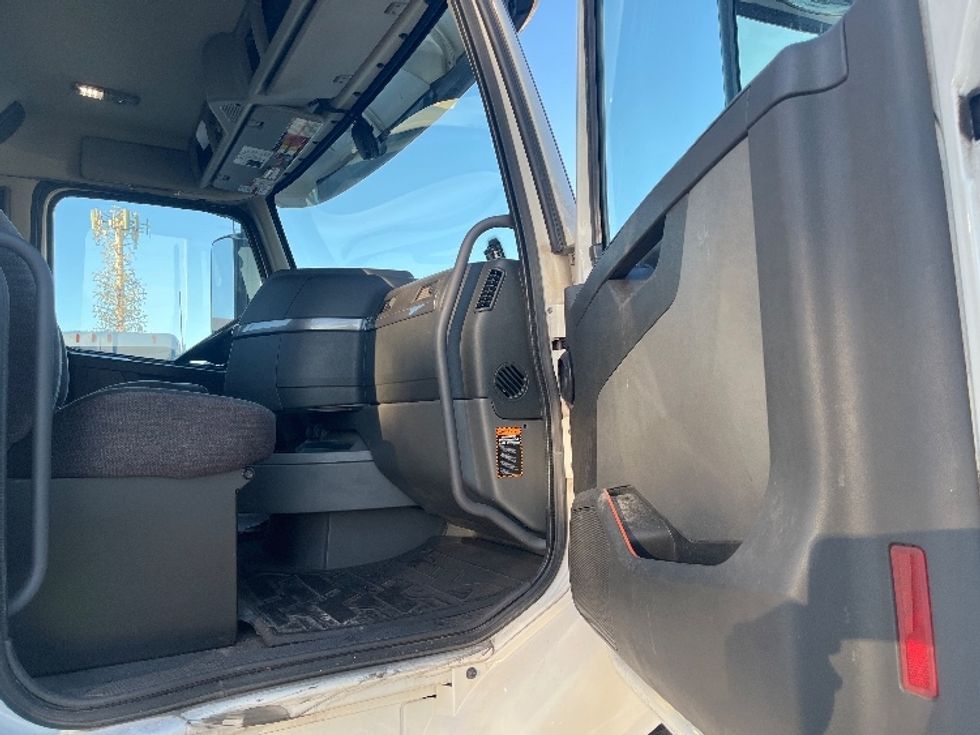 Day Cab Tractor-Heavy Duty Tractors-Volvo-2021-VNR64300-Fontana-CA-550,727\n\t\tmiles-$ 38,250 - Image 12