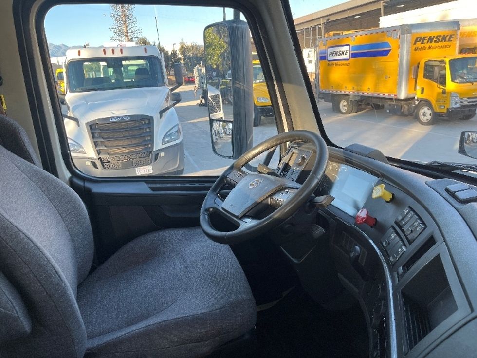 Day Cab Tractor-Heavy Duty Tractors-Volvo-2021-VNR64300-Fontana-CA-550,727\n\t\tmiles-$ 38,250 - Image 14