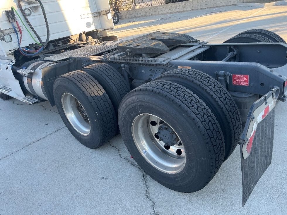 Day Cab Tractor-Heavy Duty Tractors-Volvo-2021-VNR64300-Fontana-CA-550,727\n\t\tmiles-$ 38,250 - Image 17