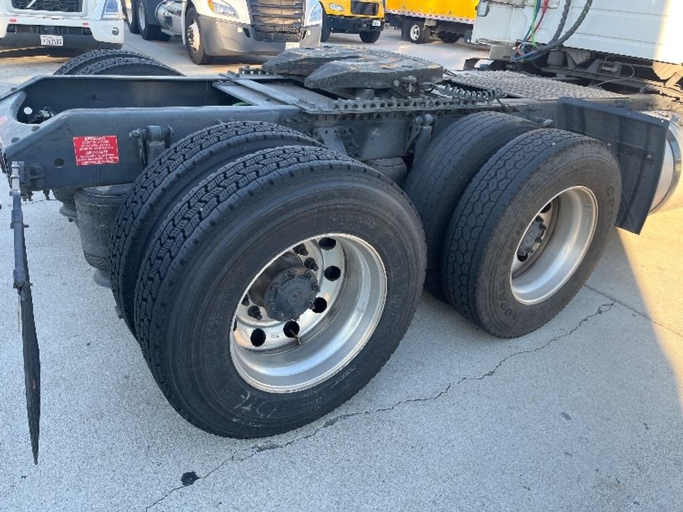 Day Cab Tractor-Heavy Duty Tractors-Volvo-2021-VNR64300-Fontana-CA-550,727\n\t\tmiles-$ 38,250 - Image 18