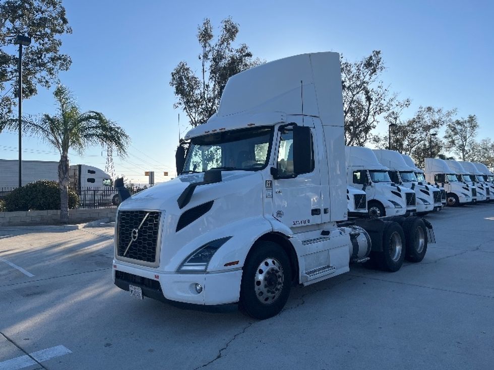 Day Cab Tractor-Heavy Duty Tractors-Volvo-2021-VNR64300-Fontana-CA-550,727\n\t\tmiles-$ 38,250 - Image 3