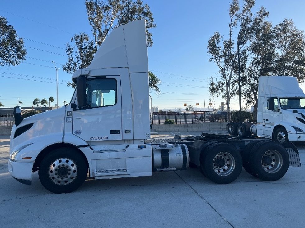 Day Cab Tractor-Heavy Duty Tractors-Volvo-2021-VNR64300-Fontana-CA-550,727\n\t\tmiles-$ 38,250 - Image 4