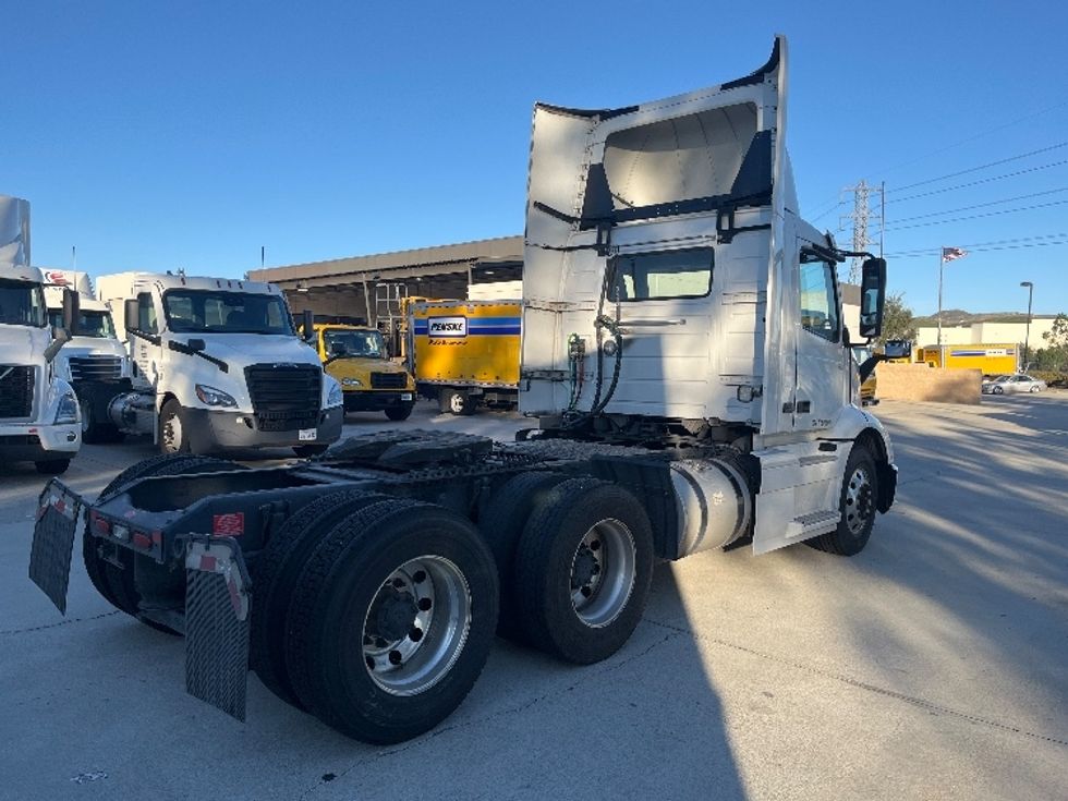 Day Cab Tractor-Heavy Duty Tractors-Volvo-2021-VNR64300-Fontana-CA-550,727\n\t\tmiles-$ 38,250 - Image 7