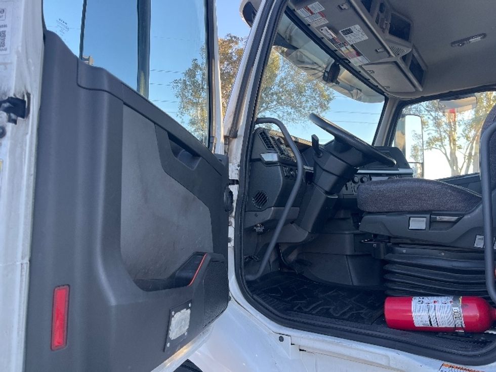 Day Cab Tractor-Heavy Duty Tractors-Volvo-2021-VNR64300-Fontana-CA-550,727\n\t\tmiles-$ 38,250 - Image 9