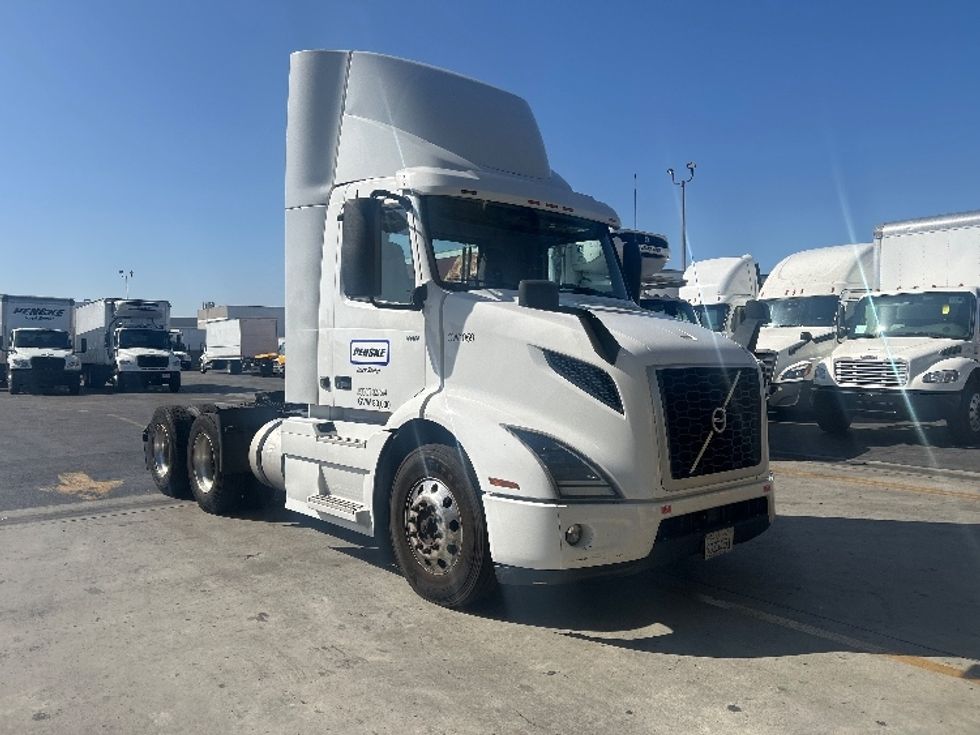 Day Cab Tractor-Heavy Duty Tractors-Volvo-2021-VNR64300-Fontana-CA-559,585\n\t\tmiles-$ 36,750 - Image 1