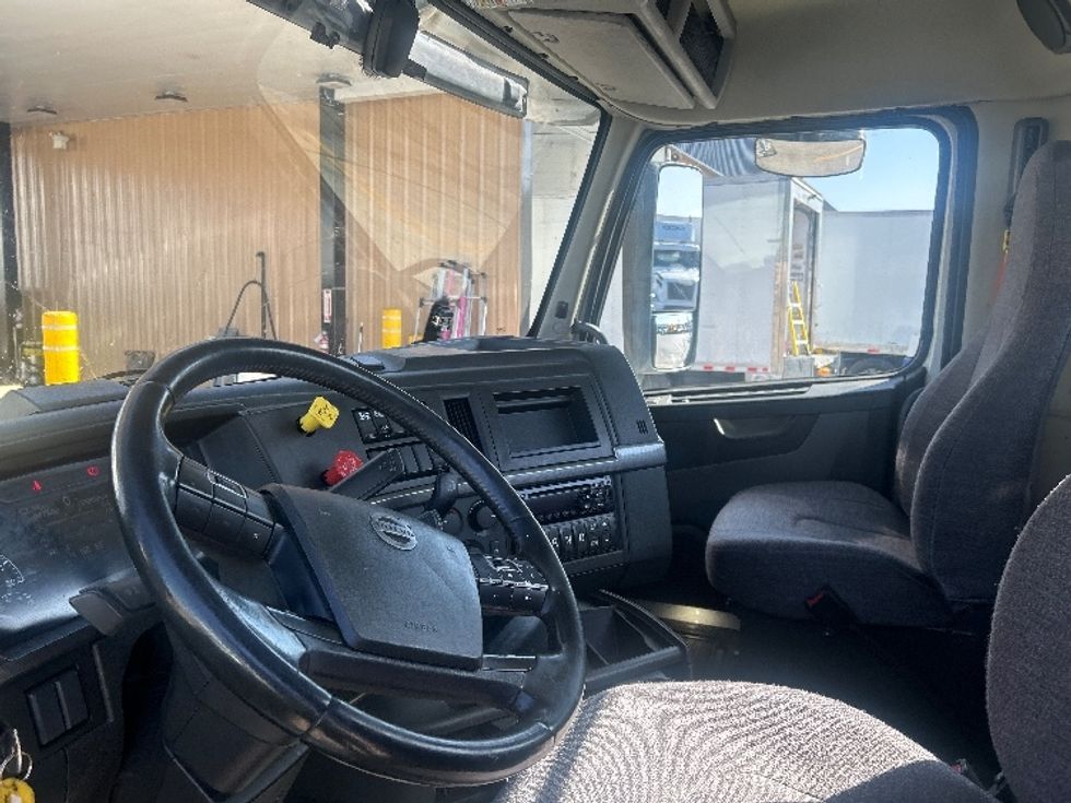 Day Cab Tractor-Heavy Duty Tractors-Volvo-2021-VNR64300-Fontana-CA-559,585\n\t\tmiles-$ 36,750 - Image 10