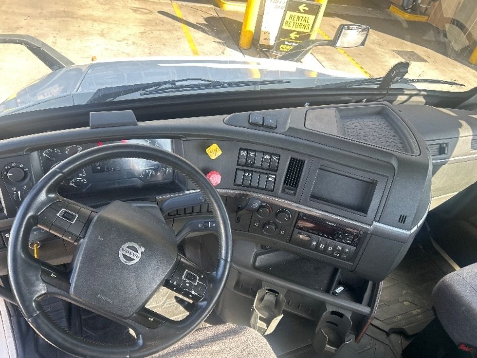 Day Cab Tractor-Heavy Duty Tractors-Volvo-2021-VNR64300-Fontana-CA-559,585\n\t\tmiles-$ 36,750 - Image 11