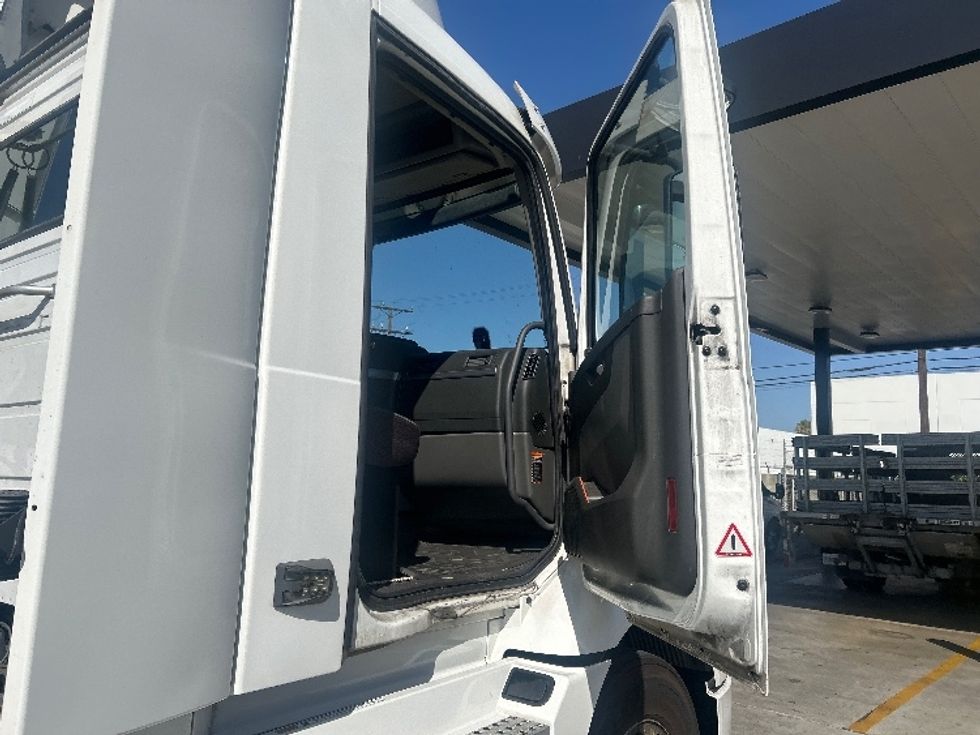 Day Cab Tractor-Heavy Duty Tractors-Volvo-2021-VNR64300-Fontana-CA-559,585\n\t\tmiles-$ 36,750 - Image 12